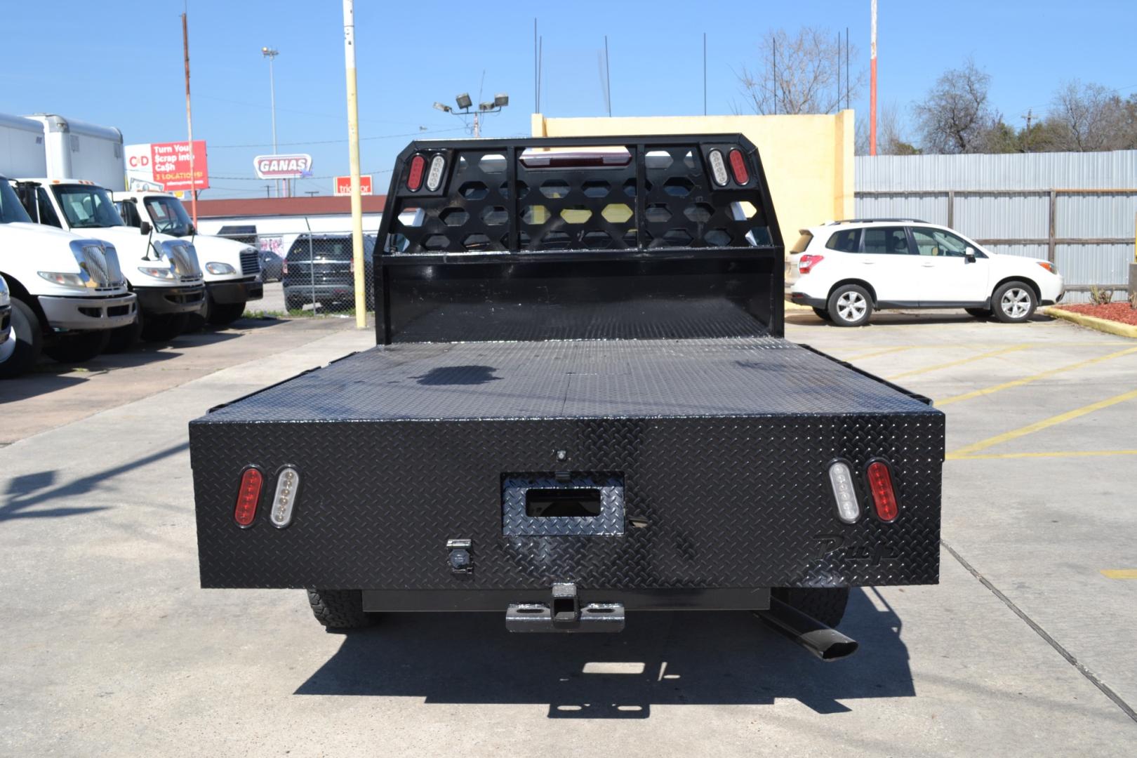 2020 WHITE /BLACK CHEVROLET 2500HD with an V8 6.6L GASOLINE engine, 6SPD AUTOMATIC transmission, located at 9172 North Fwy, Houston, TX, 77037, (713) 910-6868, 29.887470, -95.411903 - Photo#5